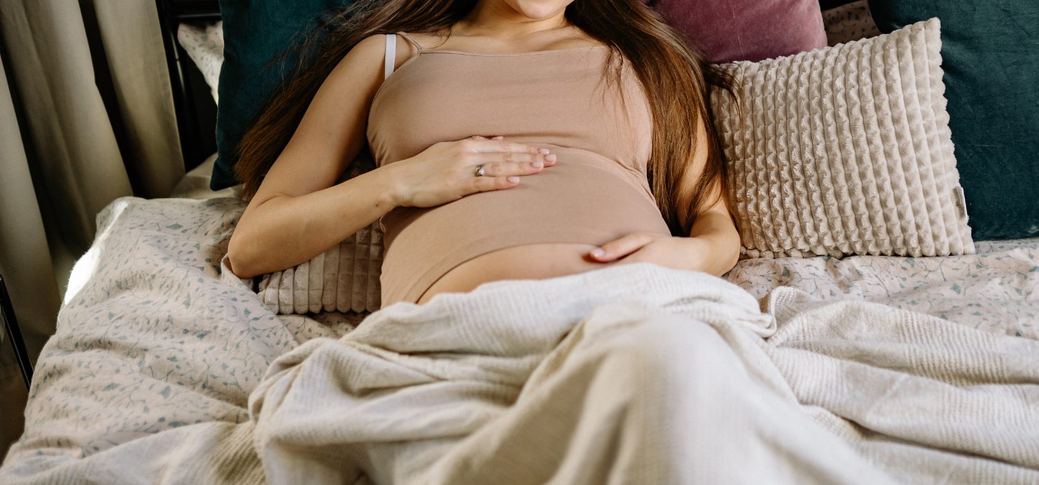 Insomnia during pregnancy: early signs, third trimester sleep struggles & natural remedies that really help